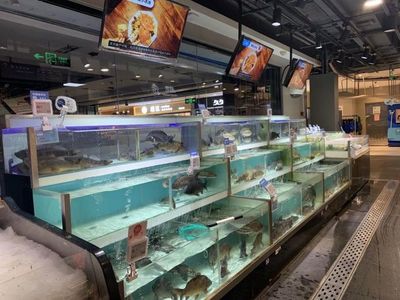線下頻頻閉店，線上轉(zhuǎn)型“遇阻”，永輝超市賣場(chǎng)模式如何破局水產(chǎn)品零售？